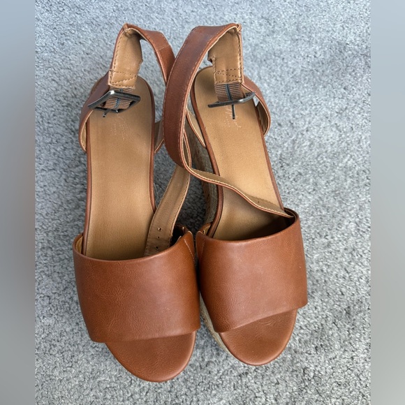 Universal Thread Cognac/Cream Bailey
Platform Wedges - Picture 2 of 5